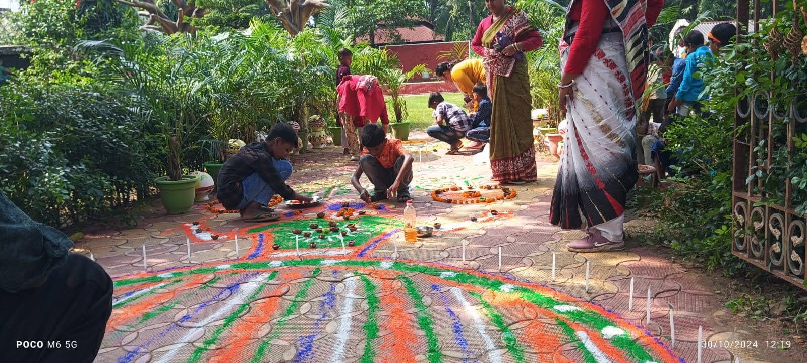 Diwali : দীপাবলীর ছুটি, পুরো বিদ্যালয় চত্বরকে রঙ ও প্রদীপ দিয়ে সাজালো প্রথামিকের ছাত্রছাত্রীরা Diwali : দীপাবলীর ছুটি, পুরো বিদ্যালয় চত্বরকে রঙ ও প্রদীপ দিয়ে সাজালো প্রথামিকের ছাত্রছাত্রীরা