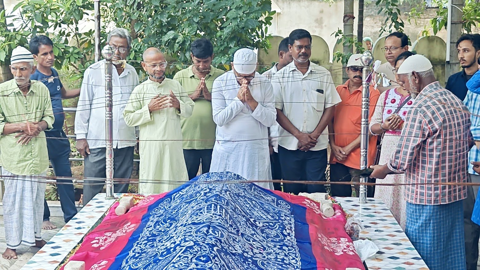 Medinipur : মাঝারে চাদর চড়িয়েই ফুটবল মাঠে সুজয় হাজরা !