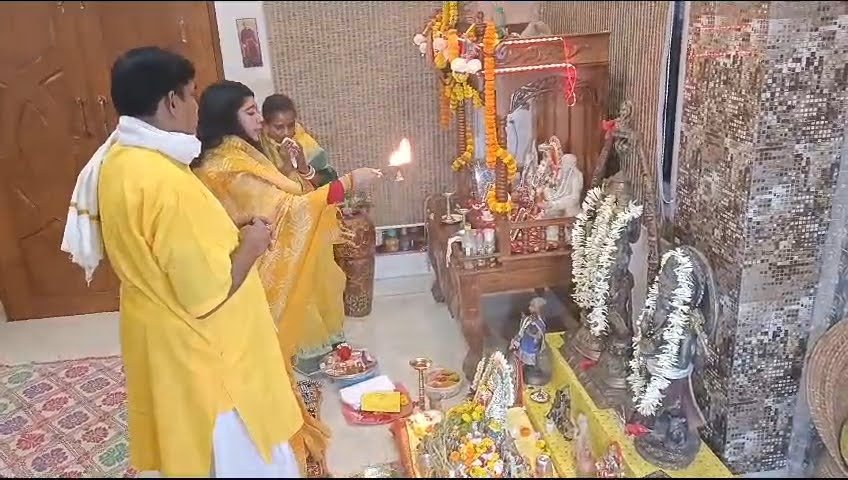 Lakshmipuja : শেষ মুহূর্তে পুরোহিত অসুস্থ! মন্ত্র উচ্চারণ করে আড়াইঘন্টা ধরে পুজো করলেন ভারতী ঘোষ