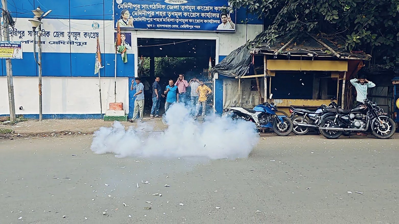 Medinipur : সুজয় হাজরা তৃণমূল প্রার্থী ! ঘোষণা করতেই আতশবাজি প্রদর্শনী কার্যালয়ের সামনে