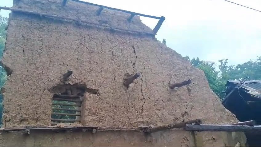 cyclone : কেশপুরে পাকা বাড়ির উপর ভেঙে পড়লো পুরোনো মাটির বাড়ি,অন্য একটি বাড়ি ভেঙে আহত আরও এক