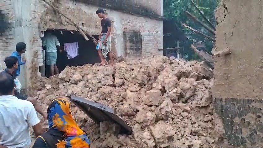 Dana cyclone : দানা-র প্রভাব শুরু জেলাতে, ২৬ টি স্থানে বিদ্যুৎ খুঁটি পড়ল রাস্তায়, বাড়ি ক্ষতিগ্রস্ত হলো ৪২০ টি