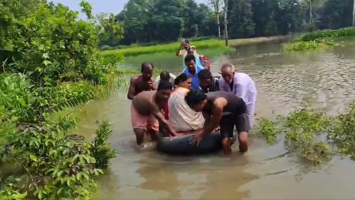 Flood: প্লাবিত চারদিক, সদ্য অপারেশন হওয়া প্রসূতিকে টিউবে চাপিয়ে প্লাবনের জল পার করে আশা কর্মীরা নিয়ে গেলেন হাসপাতালে
