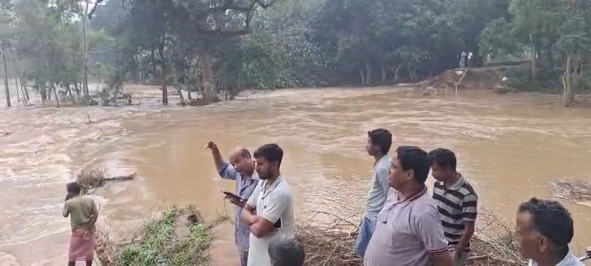 flood: কেশপুরের চারটি স্থানে ভেঙে গেল নদী বাঁধ, চন্দ্রকোনাতে ভাঙলো শিলাবতী নদীর বাঁধ, ফের প্লাবিত কেশপুর ও চন্দ্রকোনা
