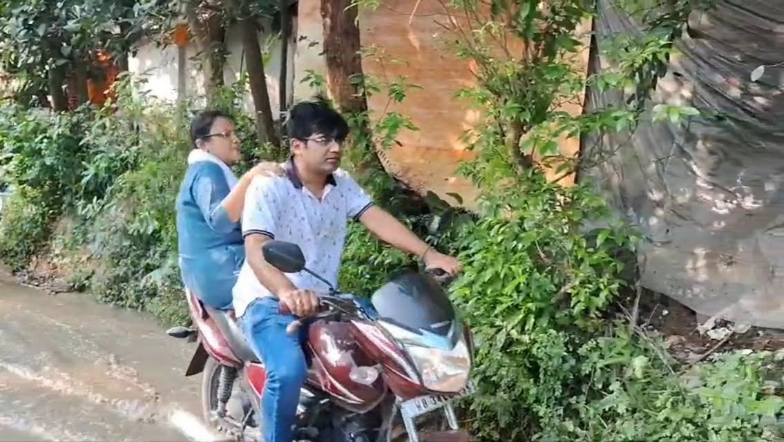 Keshpur : বাইকের পেছনে মহিলা এডিএম, বাইক চালাচ্ছেন স্বয়ং বিডিও, ঘুরলেন কেশপুরের ভেঙে যাওয়া নদী বাঁধ এলাকা