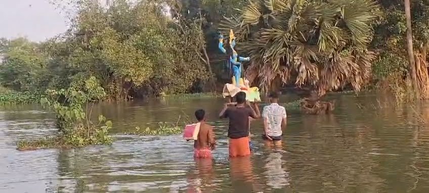 Ghatal : কারও মাথায় চড়ে, কোথাও নৌকা কিংবা সাইকেলে চড়ে বন্যা পার হল কালী, কালী পুজোতেও রক্ষা পেলনা ঘাটাল !