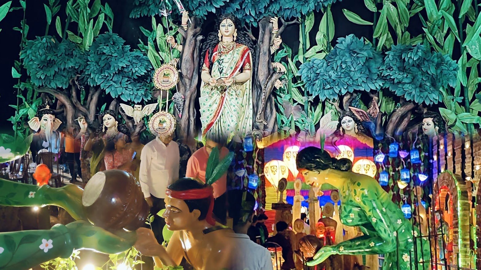 Durgapuja : “কংক্রিটের জঙ্গলে বনদেবী!” মেদিনীপুরের অভিনব মণ্ডপকে সম্মানিত করল বিশ্ব বাংলা