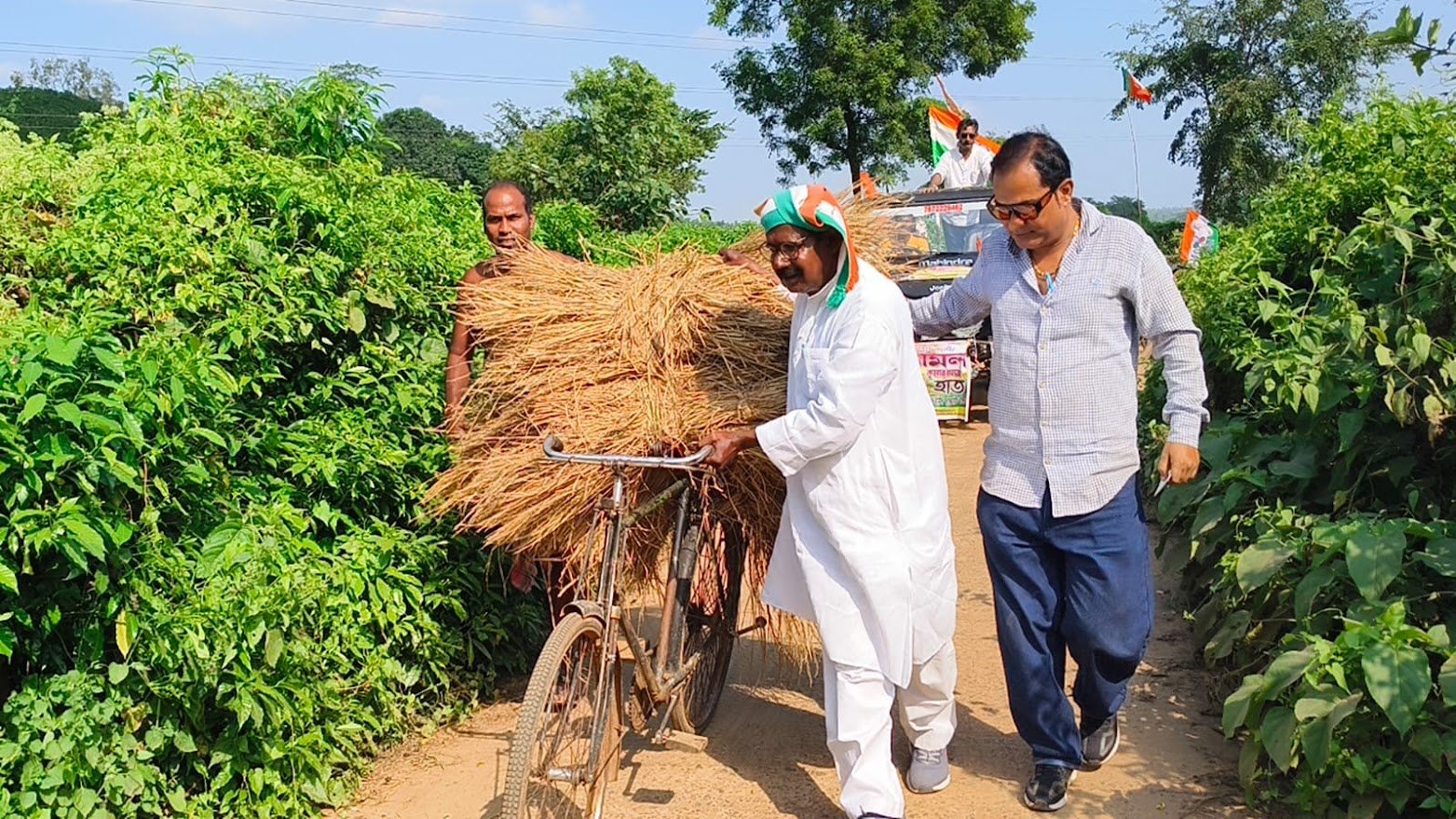 Election : চাষির ছেলে প্রমাণ করতে মাথায় সারাদিন ইট বইলেন, ধান ঝাড়লেন, সাইকেলে করে ধান বইলেন, খড় কাটলেন কংগ্রেস প্রার্থী Election : চাষির ছেলে প্রমাণ করতে মাথায় সারাদিন ইট বইলেন, ধান ঝাড়লেন, সাইকেলে করে ধান বইলেন, খড় কাটলেন কংগ্রেস প্রার্থী