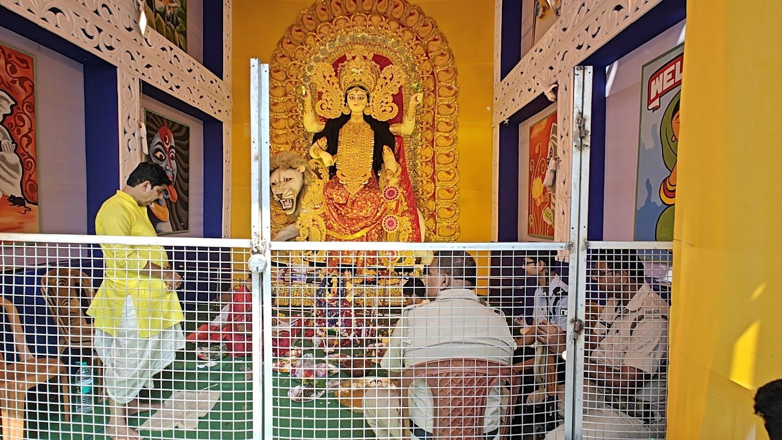 Golden idol :কেদারনাথের মন্দির এর ভেতরে চল্লিশ কেজির গহনায় সজ্জিত জগদ্ধাত্রী প্রতিমা,আকর্ষন মেদিনীপুরের মন্ডপে Golden idol :কেদারনাথের মন্দির এর ভেতরে চল্লিশ কেজির গহনায় সজ্জিত জগদ্ধাত্রী প্রতিমা,আকর্ষন মেদিনীপুরের মন্ডপে