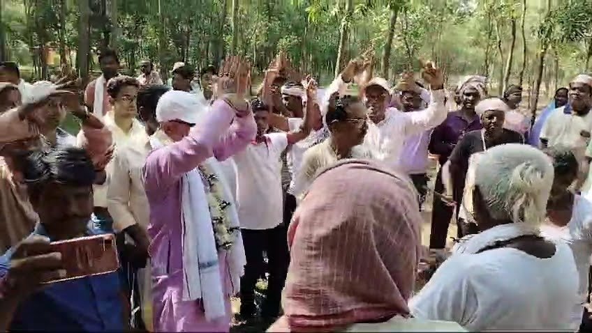 Jangalmahal : জঙ্গলমহলে প্রচারে বেরিয়ে উদ্যাম নৃত্য তৃণমূল প্রার্থী ও বিধায়কের
