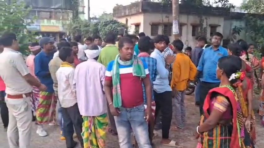Keshpur: “কেশপুর হাসপাতালকে সুপার স্পেশালিটি হাসপাতাল করত হবে”-দাবি করে হাসপাতাল ঘেরাও আদিবাসীদের Keshpur: “কেশপুর হাসপাতালকে সুপার স্পেশালিটি হাসপাতাল করত হবে”-দাবি করে হাসপাতাল ঘেরাও আদিবাসীদের