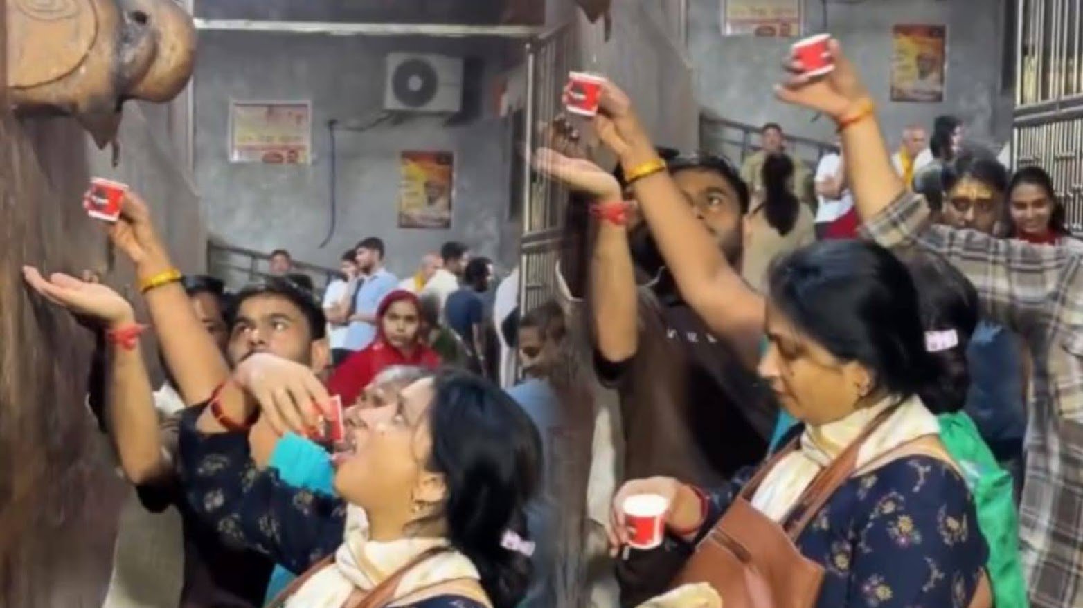 Medinipurlive: হুড়োহুড়ি করে মন্দির থেকে বেরিয়ে আসা জল চরনামৃত মনে করে জল পান ভক্তদের, পরে জানা গেল-“মন্দিরের এসি-র জল”-ভাইরাল ভিডিও Medinipurlive: হুড়োহুড়ি করে মন্দির থেকে বেরিয়ে আসা জল চরনামৃত মনে করে জল পান ভক্তদের, পরে জানা গেল-“মন্দিরের এসি-র জল”-ভাইরাল ভিডিও