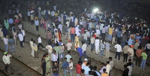 Train accident : ট্রেনের বগিতে বালতি ভর্তি বাজি, বিস্ফোরণে বগিতে আগুন, ঝাঁপ দিলেন যাত্রীরা