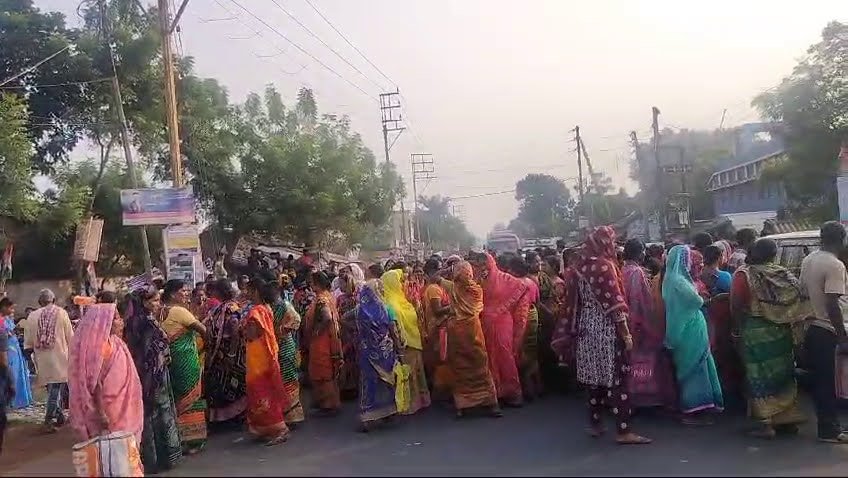Salboni: হটাৎ করে স্ব-সহায়ক দলের একাউন্টে লক্ষ লক্ষ টাকা,তুলতে না পেরে অবরোধ বিক্ষোভ
