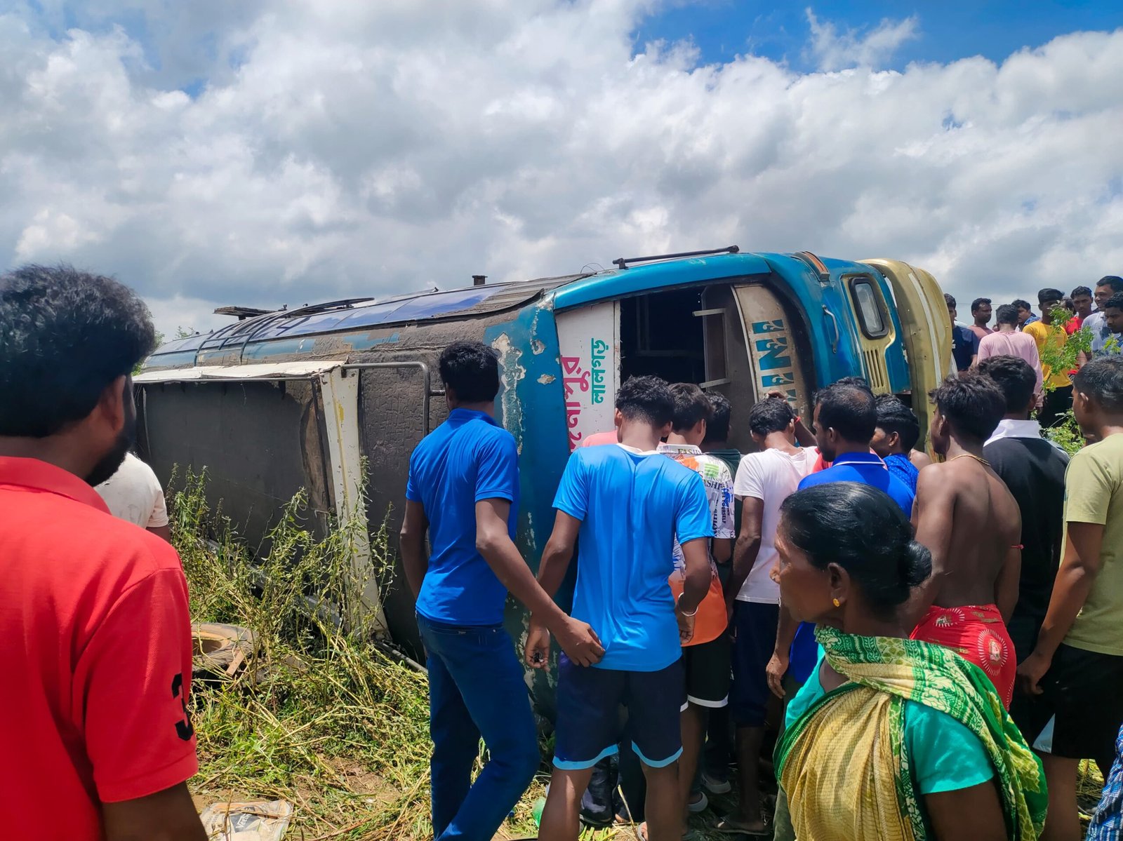 Salboni accident: নয়ানজুলিতে উল্টে গেল যাত্রীবাহী বাস, আহত একাধিক Salboni accident: নয়ানজুলিতে উল্টে গেল যাত্রীবাহী বাস, আহত একাধিক