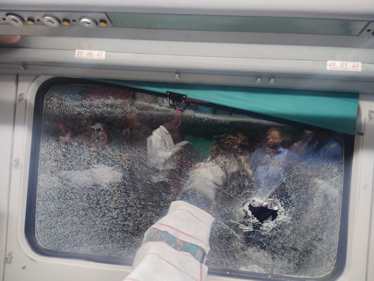 Kharagapur:এক্সপ্রেস ট্রেনে পাথর ছোঁড়া-য় গ্রেফতার যুবক,আটক দুই নাবালক