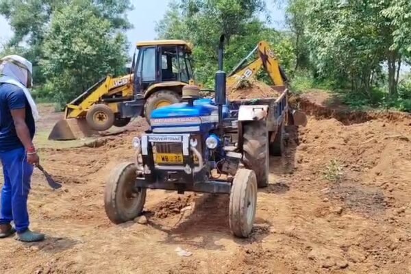 Forest depertment: অবৈধভাবে মোরাম তোলার অভিযোগে অভিযান বন দপ্তরের Forest depertment: অবৈধভাবে মোরাম তোলার অভিযোগে অভিযান বন দপ্তরের