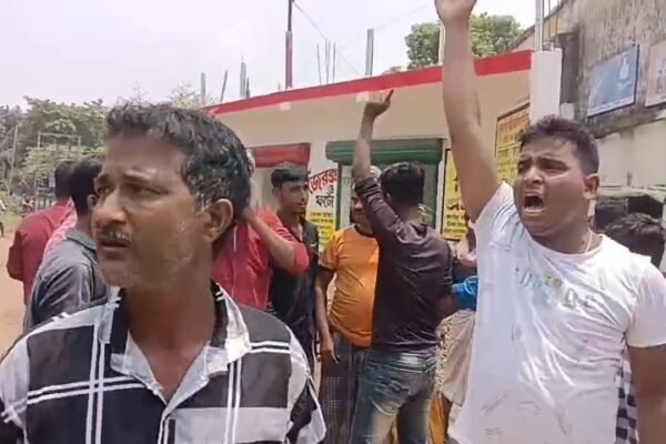 Keshpur: পথশ্রীর বোর্ড বসিয়ে রাস্তা হাপিস, গ্রামপঞ্চায়েত অফিস বন্ধ করলেন গ্রামবাসীরা Keshpur: পথশ্রীর বোর্ড বসিয়ে রাস্তা হাপিস, গ্রামপঞ্চায়েত অফিস বন্ধ করলেন গ্রামবাসীরা